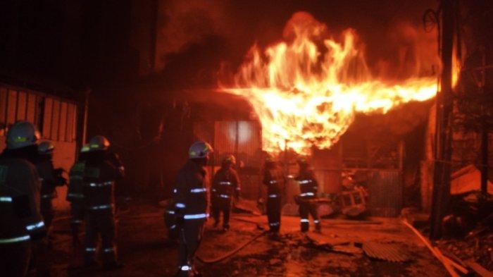 Gudang di Pondok Bambu Terbakar Api Berkobar Hebat