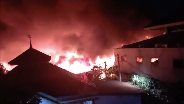 Gudang di Pondok Bambu Terbakar Api Berkobar Hebat