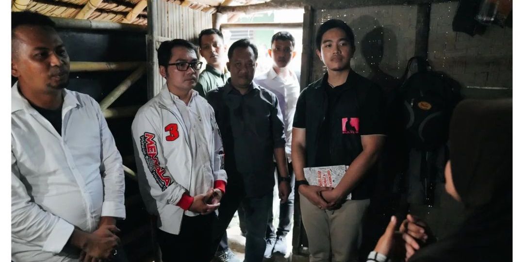 Kaesang Pakai Rompi Putra Mulyono Saat Blusukan
