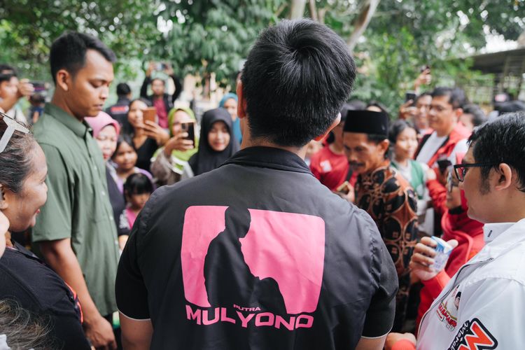 Kaesang Pakai Rompi Putra Mulyono Saat Blusukan