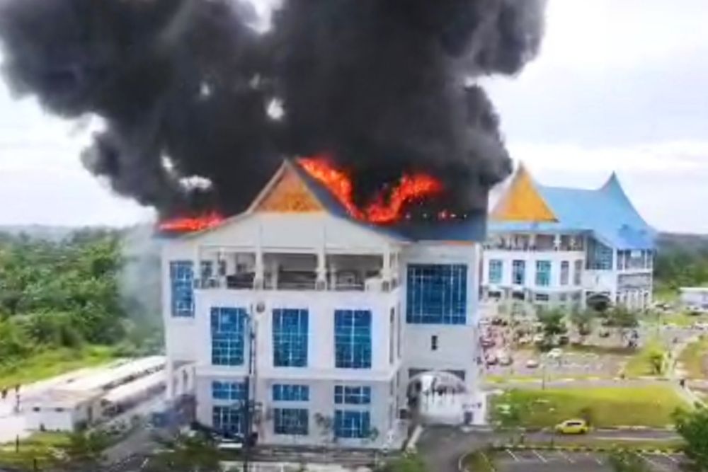 Kantor Walikota Pekanbaru Terbakar Hebat, DPKP Turunkan 9 Mobil Pemadam