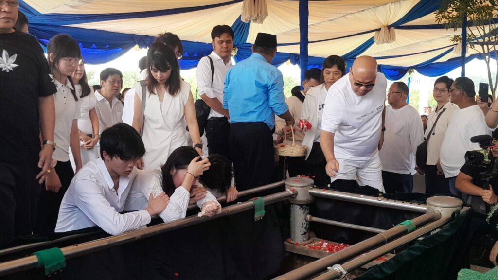 Pemakaman Benny Laos, Tangis Haru Warnai Proses Pemakaman