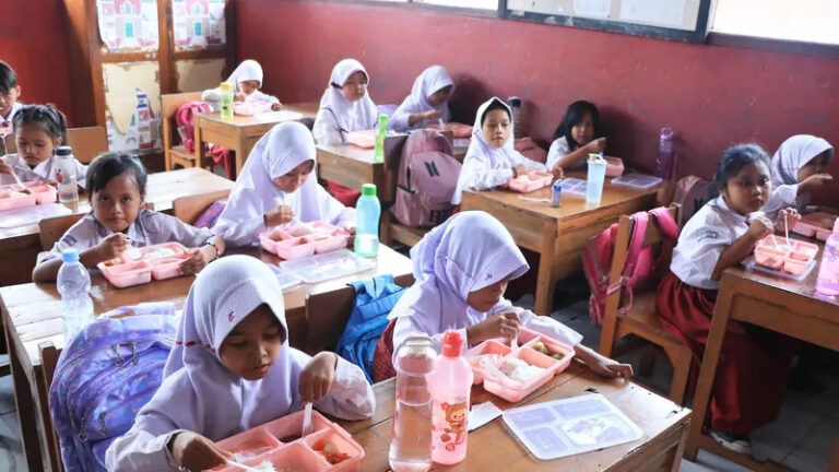 40 Siswa SD Keracunan Makanan Gratis