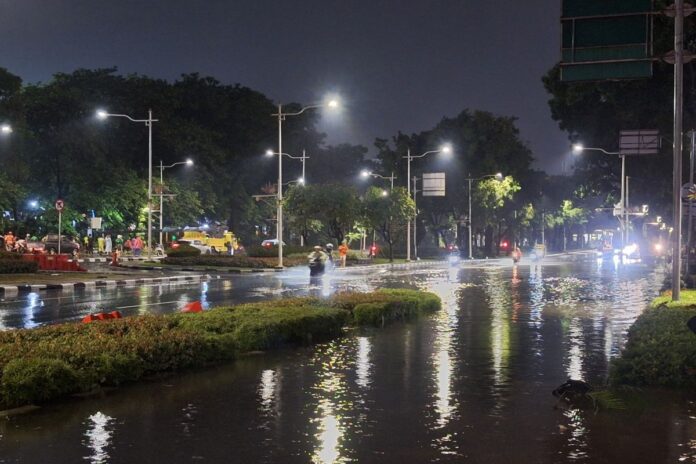 Jakarta Dilanda Banjir, Monas Terendam, Ruas Jalan Padat Hingga Buaya Muncul di Cengkareng