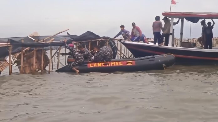 Pembongkaran Pagar Laut Tangerang Oleh TNI AL Dibantu Warga