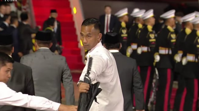 - Lintas Fokus Mayor Teddy Tegur Paspampres Saat Payungi Prabowo
