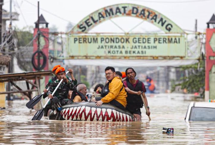 - Lintas Fokus Banjir Bekasi Terparah Hingga Kawasan Elit Terendam