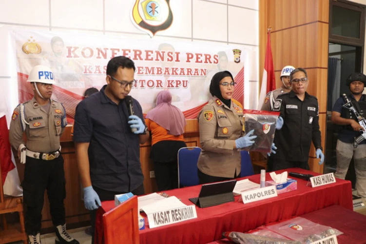 Kantor KPU Buru Dibakar Bendahara Hindari Pemeriksaan Rp33 M