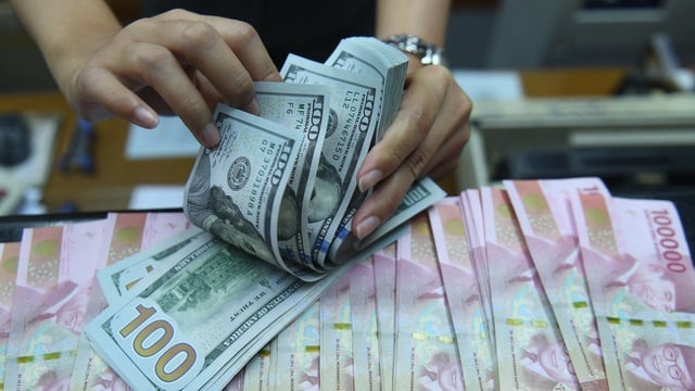 - Lintas Fokus Rupiah Terus Melemah Terhadap Dolar Hingga Tembus Rp 17.200