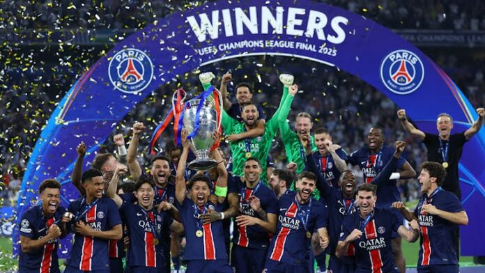 Skuad PSG mengangkat trofi Liga Champions 2025 di Allianz Arena, dikelilingi konfeti kemenangan.