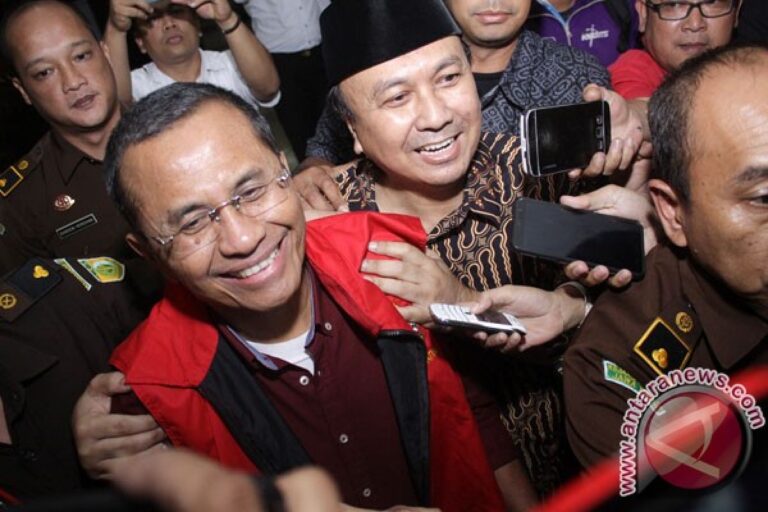 Dahlan Iskan menjalani proses hukum setelah ditetapkan tersangka dugaan pemalsuan surat dan penggelapan jabatan.