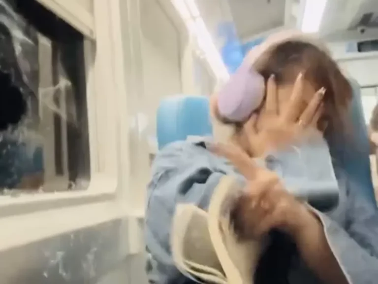 Penumpang menutup wajah saat kaca retak akibat pelemparan batu kereta api