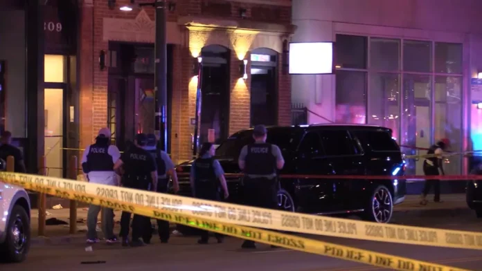 Garis polisi membentang di depan Artis Lounge, River North Chicago, usai penembakan massal 3 Juli 2025.