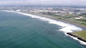 gempa rusia - Lintas Fokus Gulungan ombak menghantam pantai industri di Jepang setelah peringatan tsunami imbas gempa Rusia.