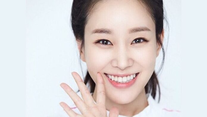 Potret close-up Lee Seo Yi tersenyum lebar sebelum kabar meninggalnya.