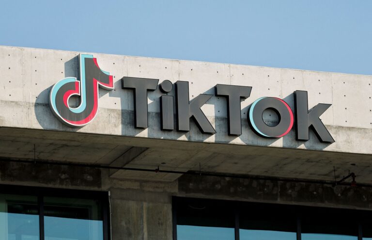 Logo TikTok di fasad gedung, ilustrasi berita Tiktok Down yang terjadi hari ini di Indonesia.