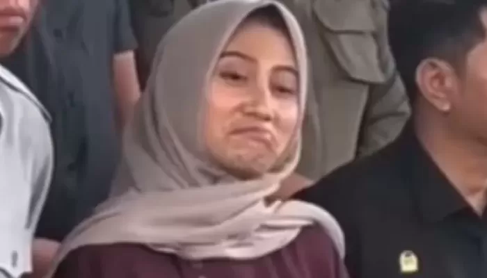 Kasus Denindra Chaerunisa diduga ejek demonstran memicu tuntutan etika.