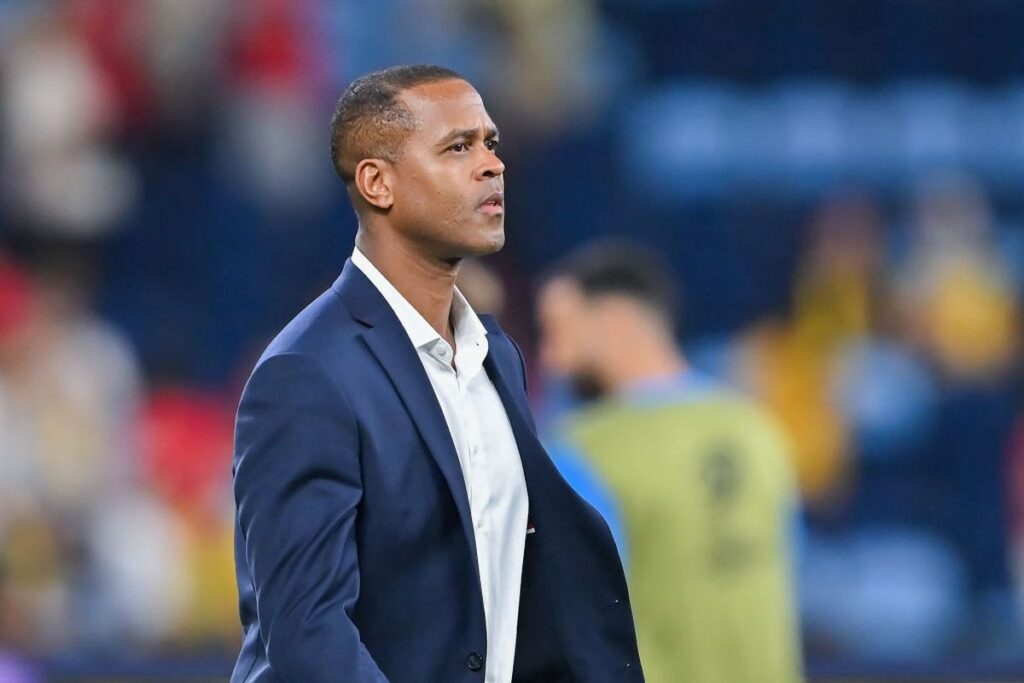 Patrick Kluivert dipecat PSSI.