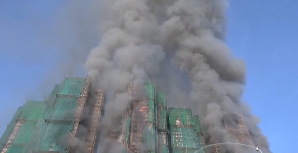 Kebakaran dahsyat di apartemen Hong Kong tewaskan puluhan orang.