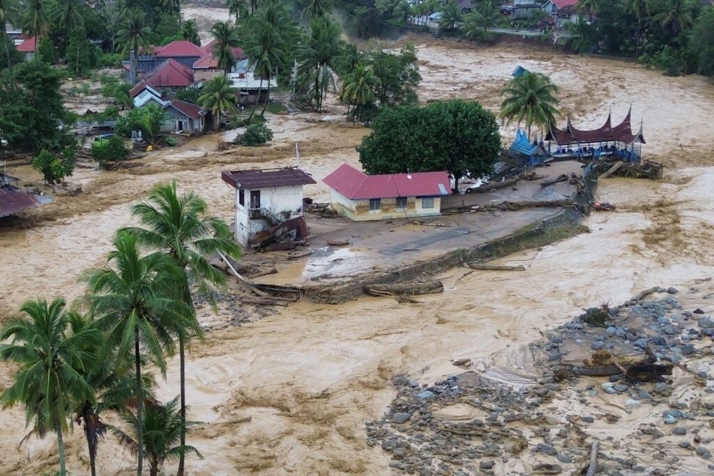 Banjir Sumatera menelan ratusan korban tetapi belum berstatus Bencana Nasional.