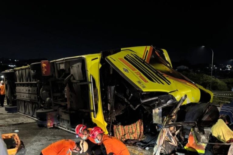 PO Cahaya Trans terguling di Exit Tol Krapyak.