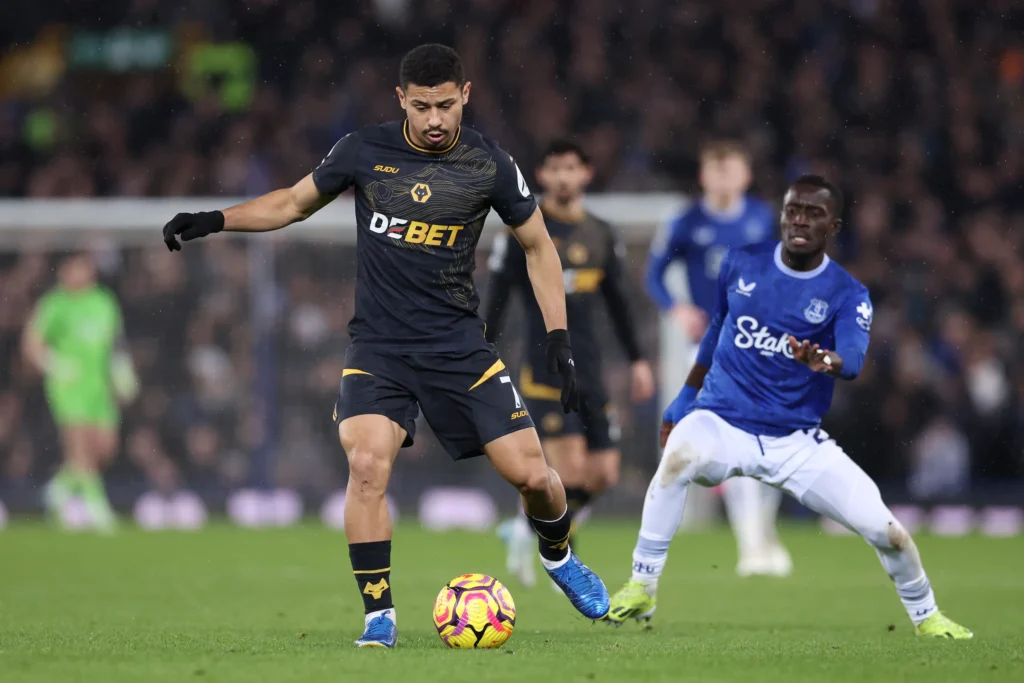 Wolves vs Everton dini hari WIB.