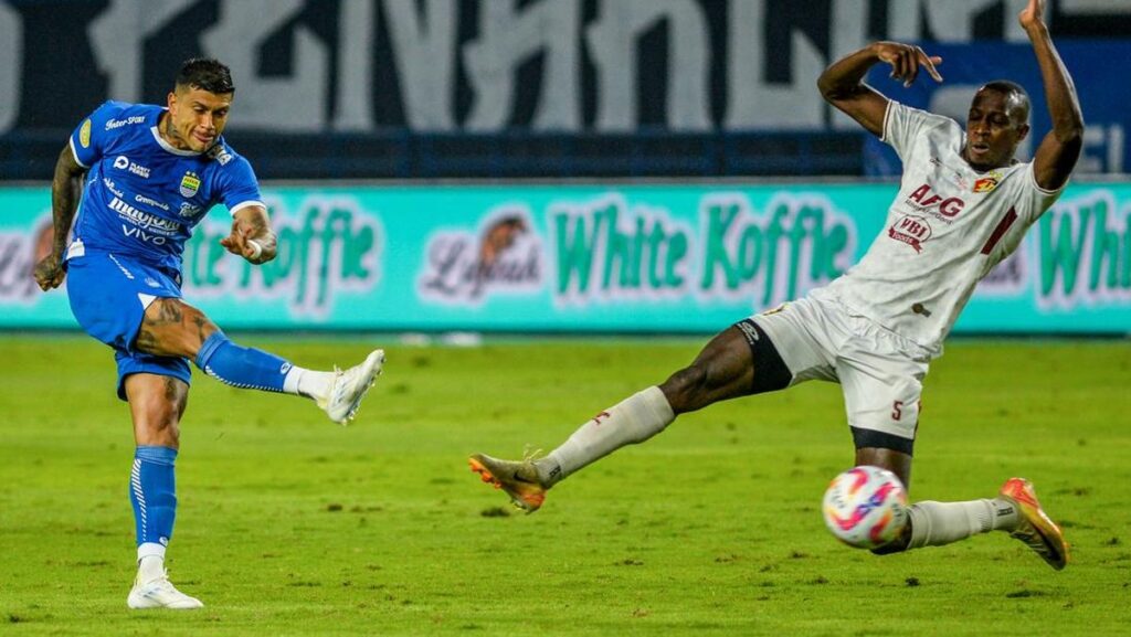 Persib Bandung vs Persik memanas di Kediri.