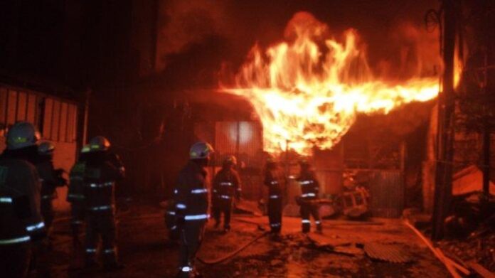 Gudang di Pondok Bambu Terbakar Api Berkobar Hebat