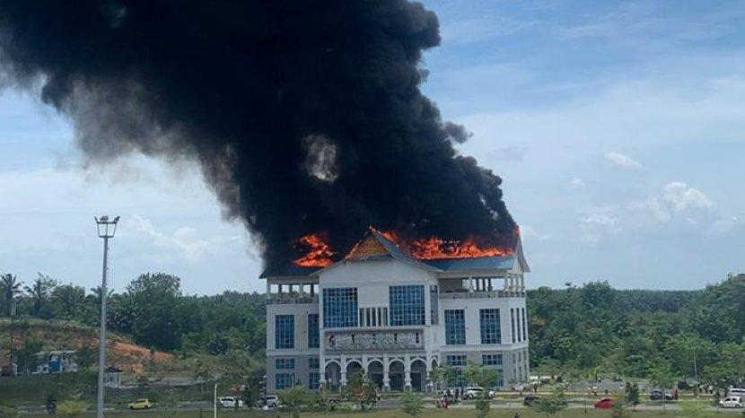 Kantor Walikota Pekanbaru Terbakar Hebat, DPKP Turunkan 9 Mobil Pemadam