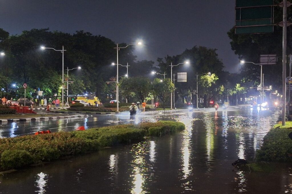 Jakarta Dilanda Banjir, Monas Terendam, Ruas Jalan Padat Hingga Buaya Muncul di Cengkareng