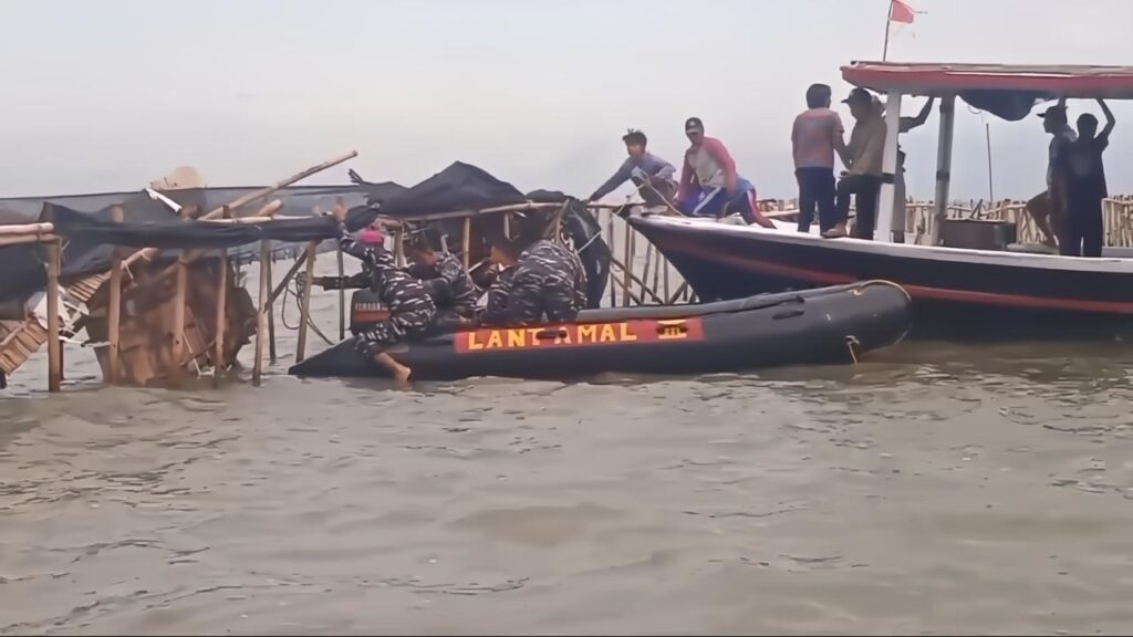 Pembongkaran Pagar Laut Tangerang Oleh TNI AL Dibantu Warga
