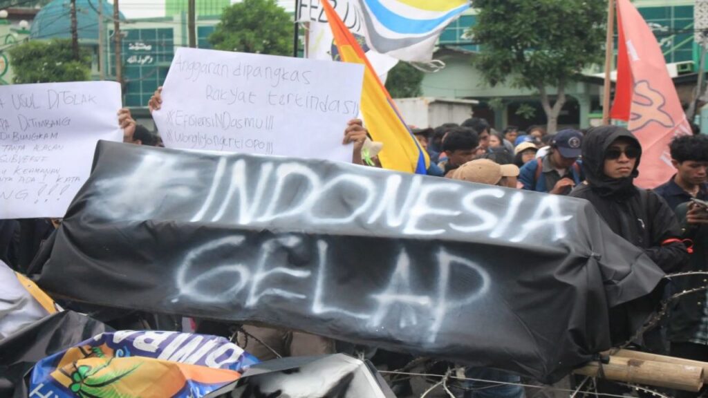 Indonesia Gelap, Aksi Demo Mahasiswa di Jakarta Ricuh