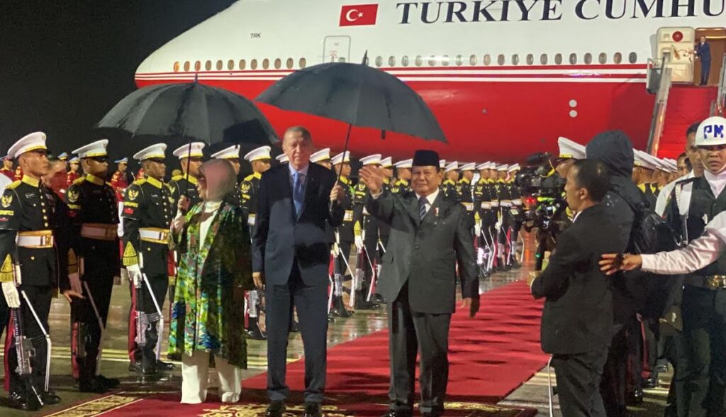 Prabowo Sambut Erdogan Langsung di Bandara, Bentuk Penghormatan