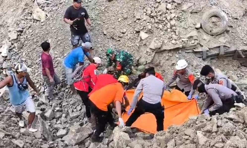 Tim SAR gunakan ekskavator menyingkirkan material longsor Gunung Kuda Cirebon