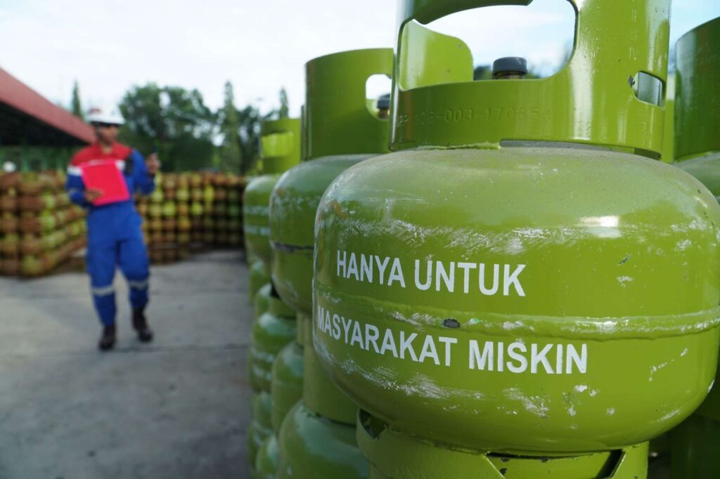 Tabung hijau 3 kg bertuliskan “Hanya untuk masyarakat miskin” di depot Pertamina, simbol program Subsidi Tepat LPG.
