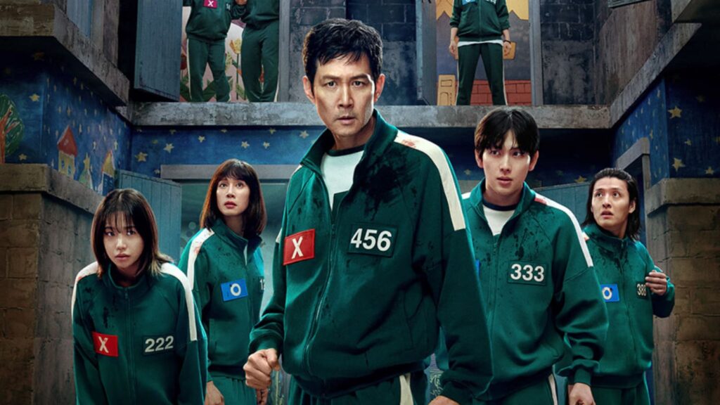 Para pemain utama Squid Game Season 3 mengenakan tracksuit hijau bernomor 456, 333, 222 di arena baru yang tampak menegangkan.