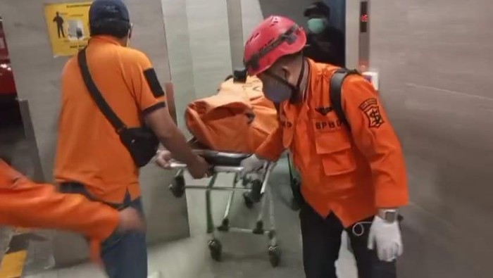 Petugas BPBD mengevakuasi jenazah pria yang jatuh di tunjungan plaza Surabaya.