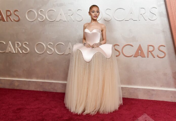 Ariana Grande Debut Gaun Emerald Wicked Ariana Grande mengenakan gaun hijau emerald di karpet merah Wicked Part Two.