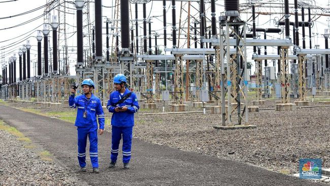 Petugas PLN memeriksa gardu induk 500 kV saat pembekuan tarif listrik 2025