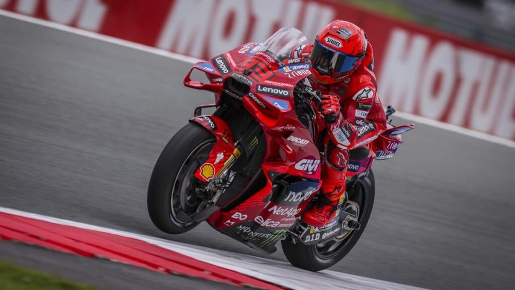 Aksi Marc Marquez menunggangi Ducati di MotoGP Belanda 2025
