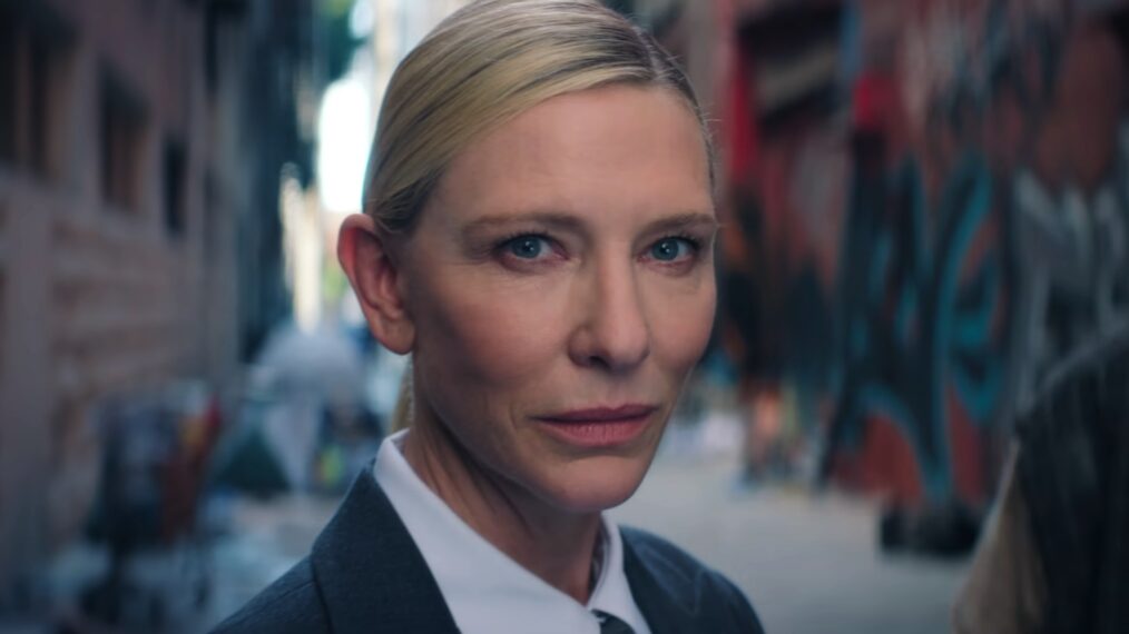 Close-up Cate Blanchett mengenakan setelan abu-abu di adegan Squid Game.