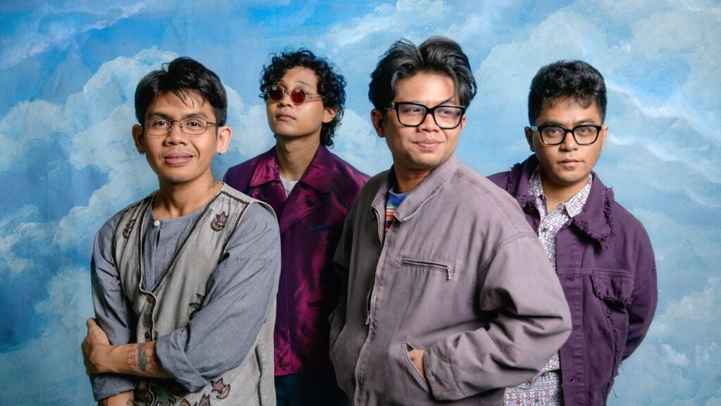 Personel Juicy Luicy berpose santai di depan latar langit biru, menyambut rilis single “Malapetaka”.