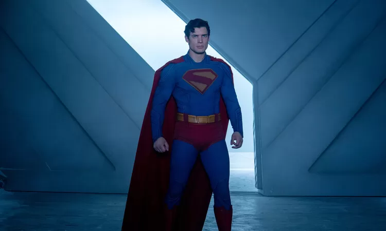 Tampilan perdana kostum Superman James Gunn versi 2025 dengan celana luar merah