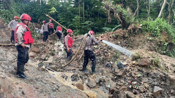 Evakuasi Darurat Banjir Bandang Bogor Petugas SAR menyemprot material lumpur di lokasi banjir bandang Bogor