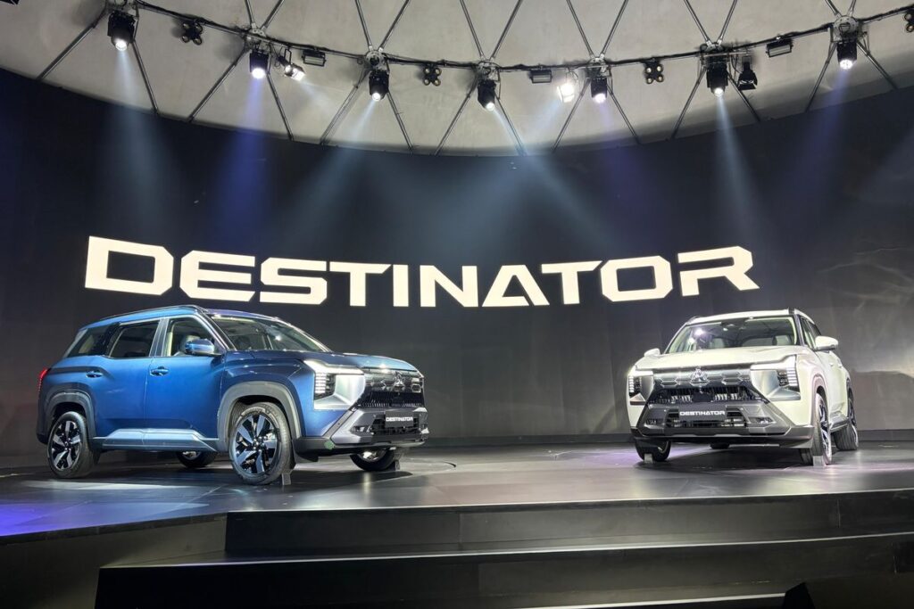 Dua unit Mitsubishi Destinator—warna biru dan perak—dipamerkan di atas panggung