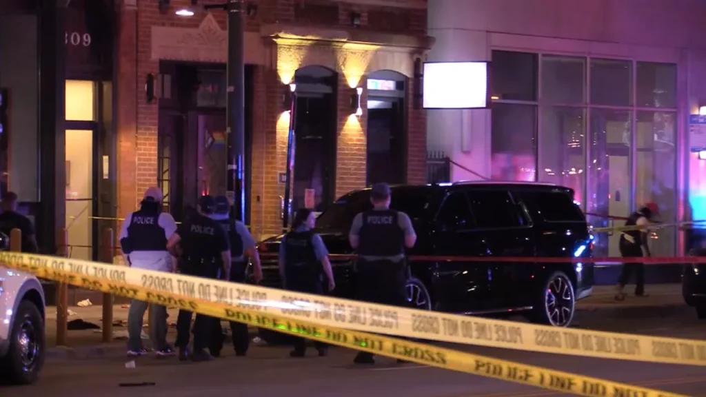 Garis polisi membentang di depan Artis Lounge, River North Chicago, usai penembakan massal 3 Juli 2025.