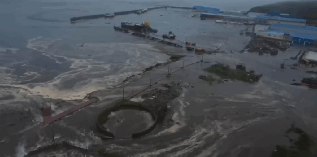 Pelabuhan Severo‑Kurilsk terendam air berlumpur akibat Tsunami Rusia.