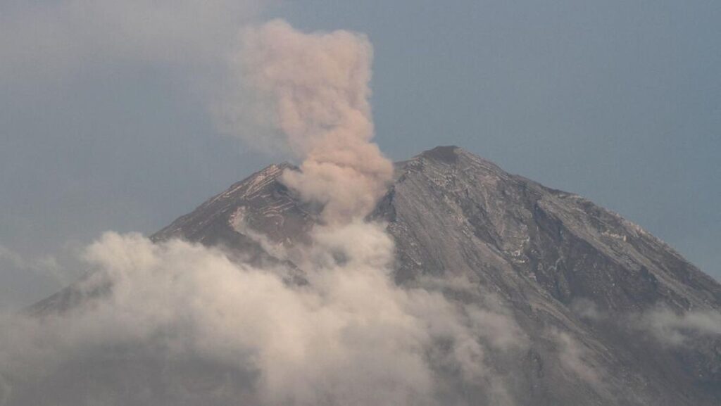 Kolom abu membumbung dari puncak Gunung Semeru saat erupsi terbaru Juli 2025