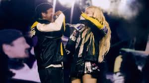 Bruno Mars dan Rose menyanyikan lagu APT dengan energik di panggung tur Blackpink Deadline