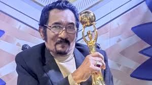Hamdan ATT memegang trofi penghargaan musik dangdut nasional